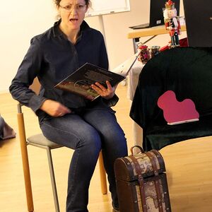 Anita Aichinger Fröhlich präsentiert den Nussknacker