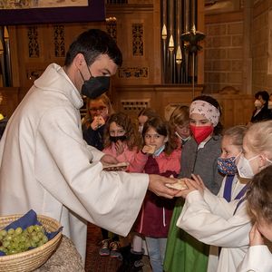 Verteilung Fladenbrot an Erstkommunionkindern