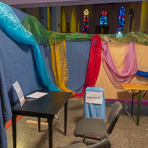 Ritualstationen im Kirchenraum