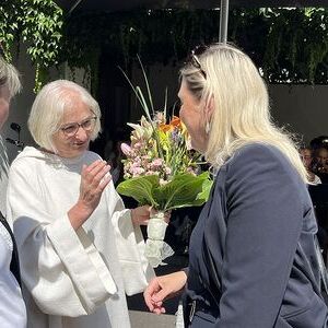 Blumen und viele gute Wünsche für die Zukunft!