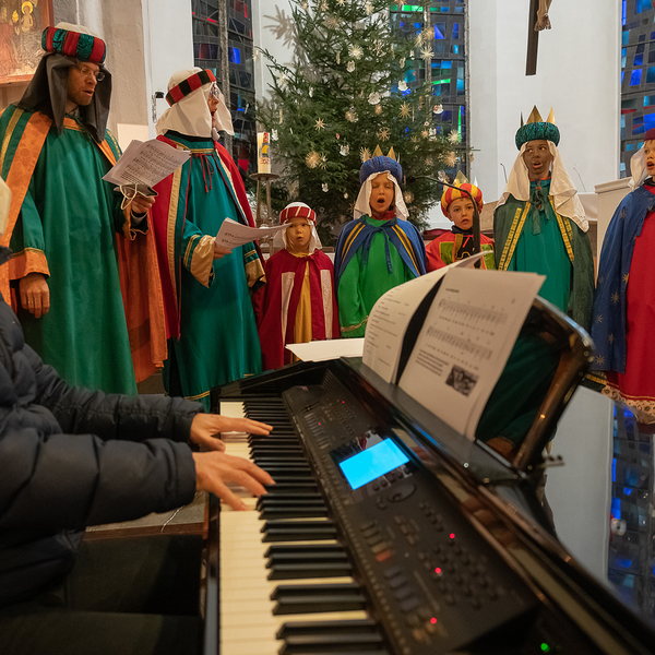 Sternsingermesse Pfarre Kirchdorf / Foto Haijes Bild: Familie Pimminger sang mit ihren drei Kindern und deren Cousine und Cousin beim Vormittags-Gottesdienst am Dreikönigstag, am Clavinova Christoph StöcklerSternsingermesse Pfarre Kirchdorf70 Personen waren in 15 Sternsinger-Gruppen unterwegs.F