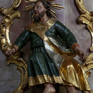 Am Kanzelkorb einer der vier Evangelisten: Matthäus (Attribut fehlt), Markus mit Löwen, Lukas mit Stier, Johannes mit Buch und Kelch;