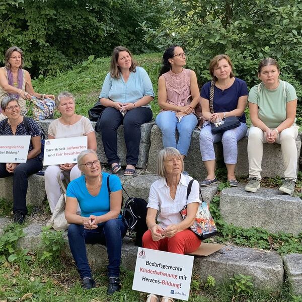 Teilnehmerinnen mit Forderungen / ©Iris Jilka_kfb oö Teilnehmerinnen mit Forderungen