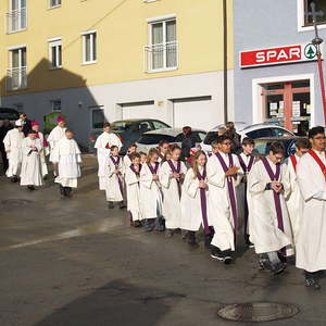 Ministrant/inn/en gefolgt vom Klerus