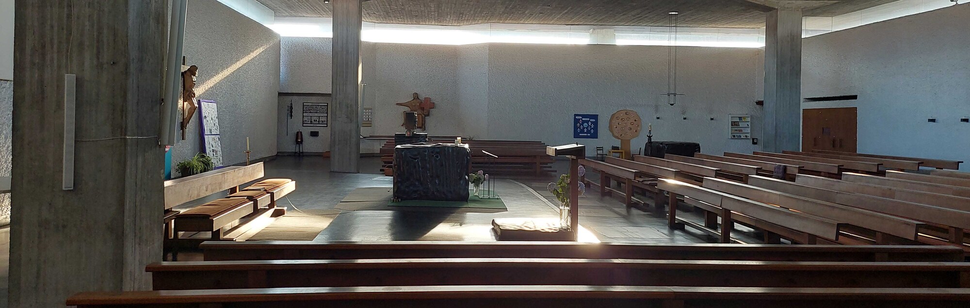 Innenraum der Pfarrkirche Langholzfeld im Morgenlicht